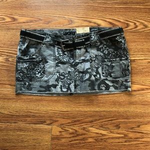 Camo mini-skirt with belt